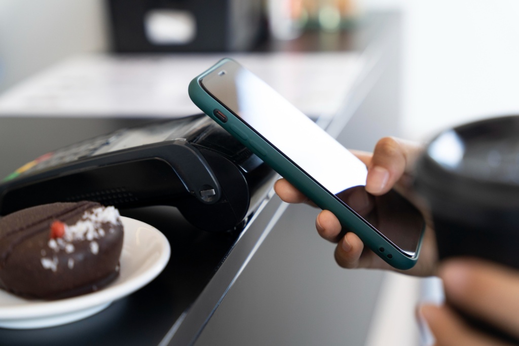 Т-Банк вернул бесконтактную оплату для владельцев iPhone