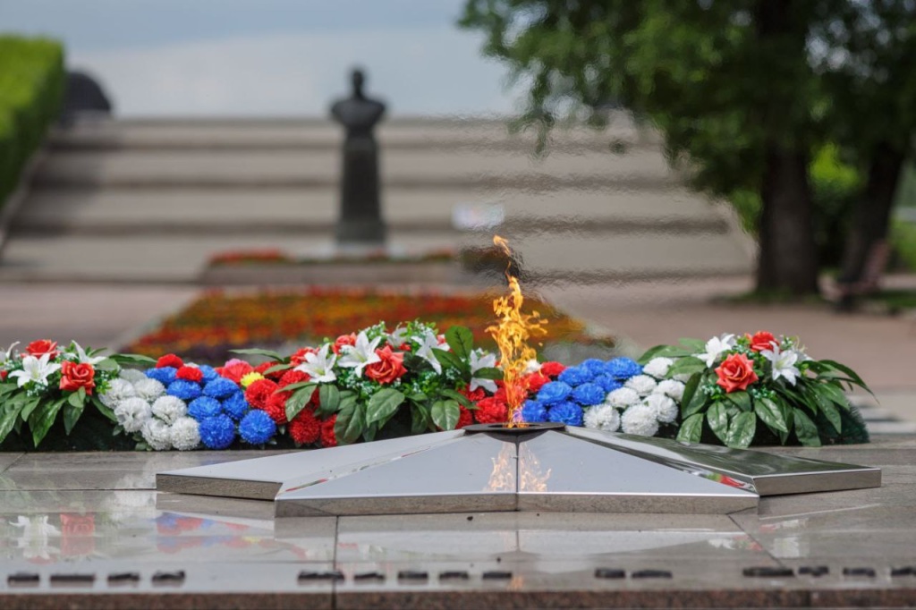 Школьники Иркутского района в этом году впервые несут службу на Посту №1 у Вечного Огня Школьники Иркутского района в этом году впервые несут службу на Посту №1 у Вечного Огня