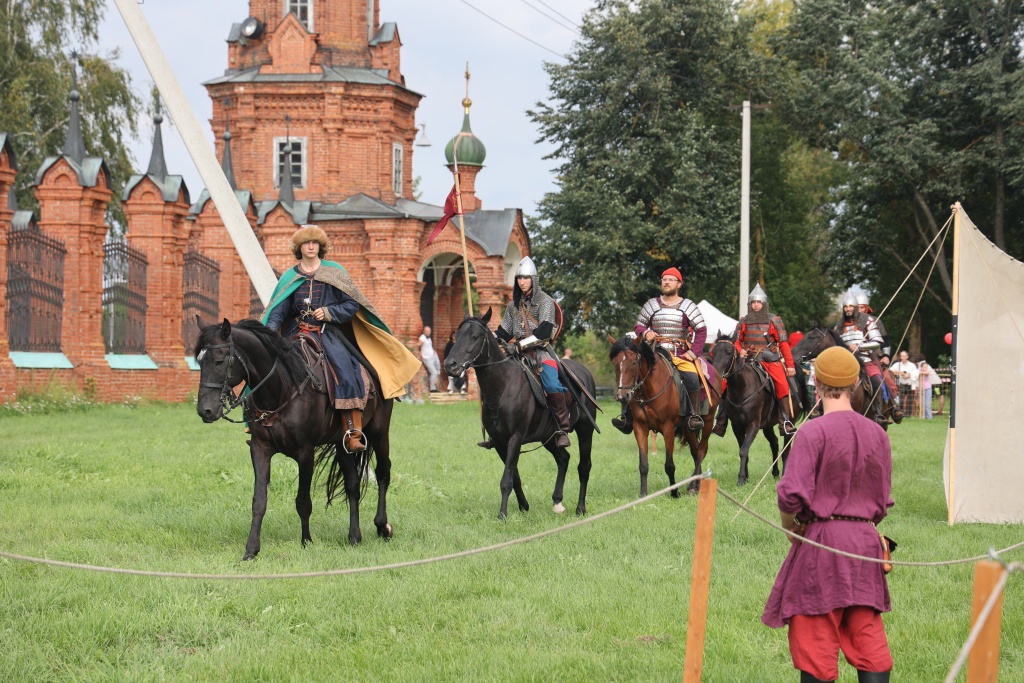 У стен Волоколамского кремля прошла военно-историческая реконструкция конного похода Александра Невского