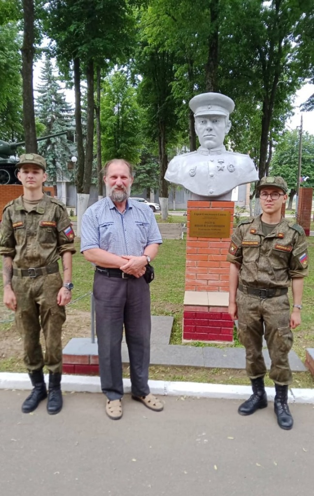 Памятник герою-танкисту Ивану Голубу, который создал волоколамский художник, открыли в Кантемировской дивизии