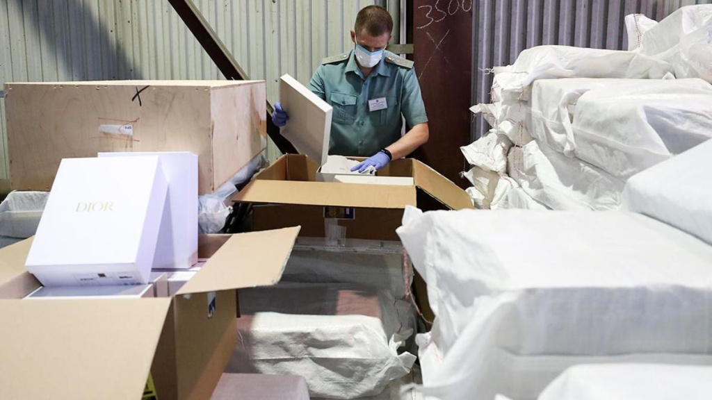 В России могут снизить лимит беспошлинных онлайн-покупок В России могут снизить лимит беспошлинных онлайн-покупок