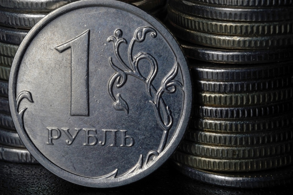 Рубль под контролем: власти сократили лимит на вывоз наличных