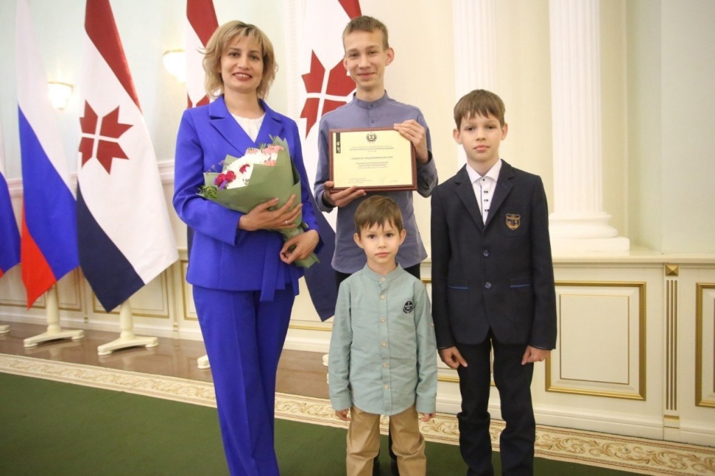 Семья пчеловодов в Мордовии стала лучшей в конкурсе «Семейное предпринимательство» Семья пчеловодов в Мордовии стала лучшей в конкурсе «Семейное предпринимательство»