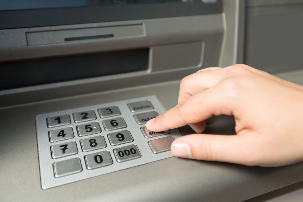Жители РФ впервые за несколько лет стали снимать больше денег в банкоматах, чем класть