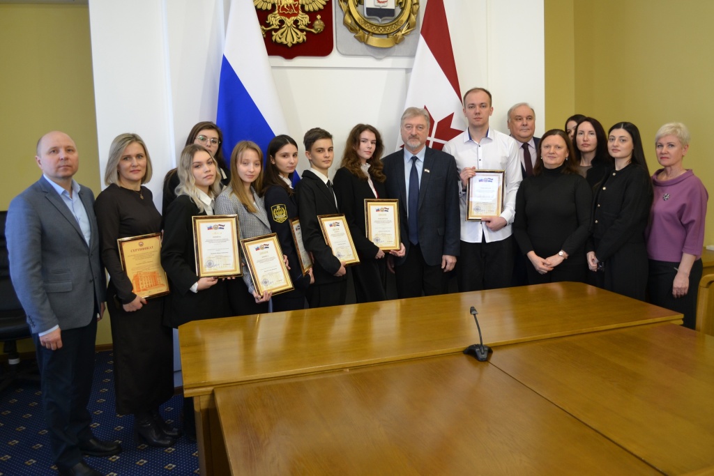 В Мордовии подвели итоги республиканского конкурса рефератов, посвящённых 30-летию регионального парламентаризма В Мордовии подвели итоги республиканского конкурса рефератов, посвящённых 30-летию регионального парламентаризма