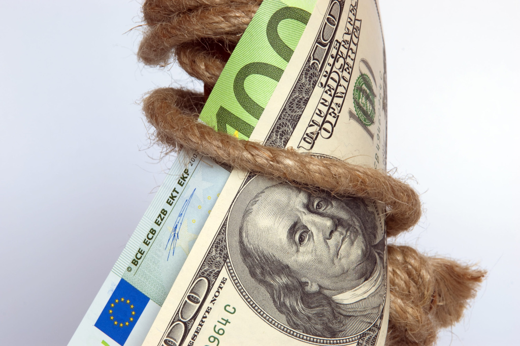 ВТБ: в 2026-м все «недружественные» валюты уйдут из розничных депозитов