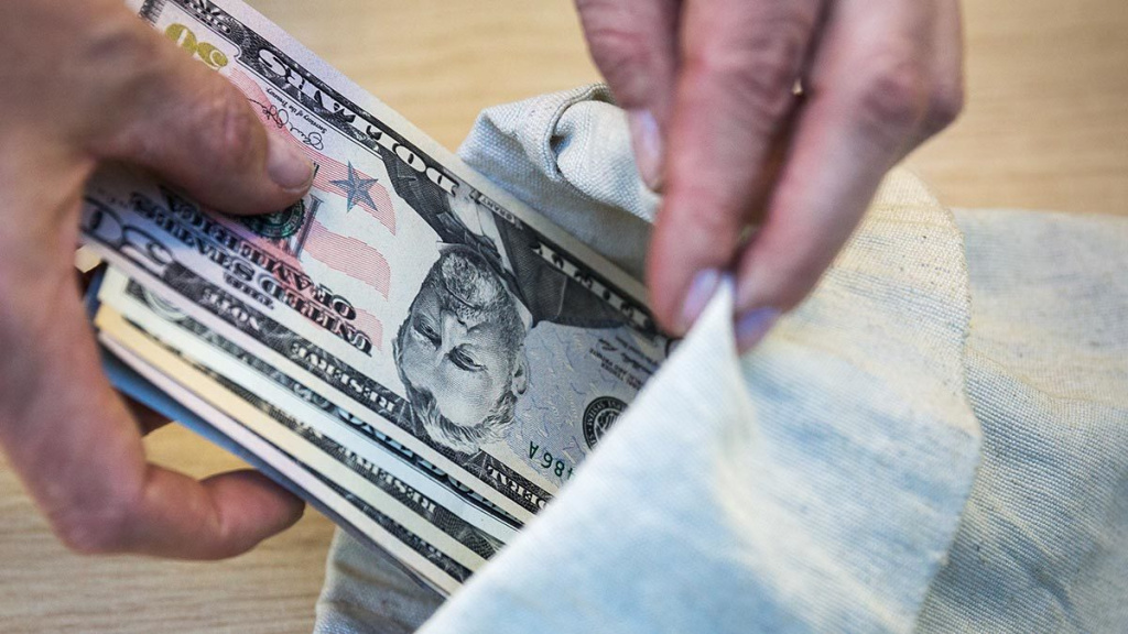 Вклады россиян в валюте в июле упали ниже 45 миллиардов долларов Вклады россиян в валюте в июле упали ниже 45 миллиардов долларов