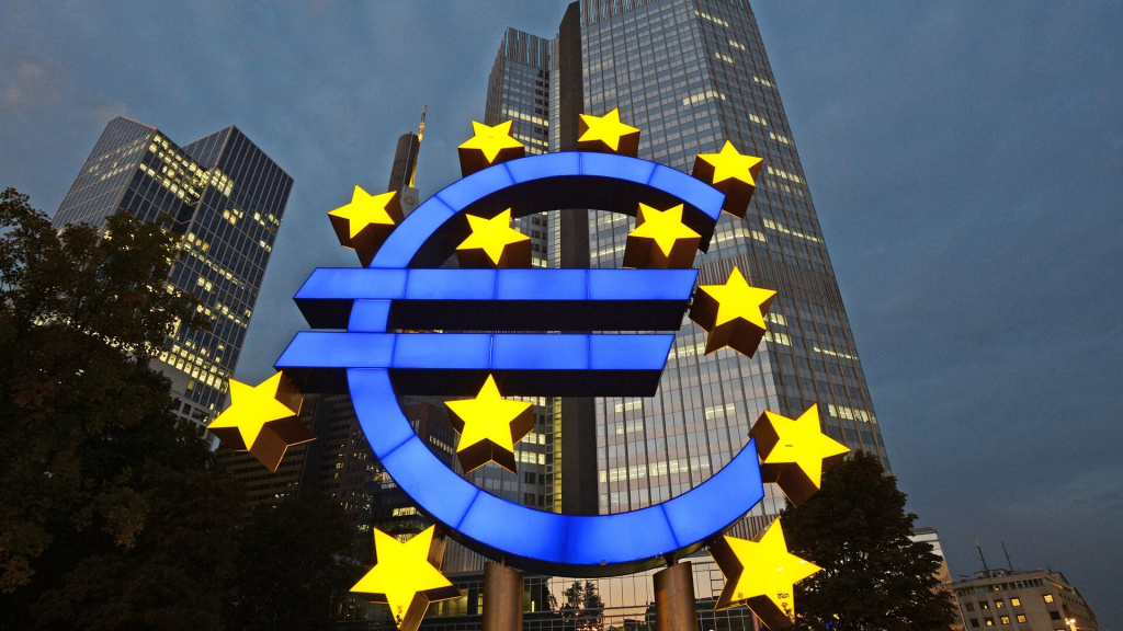 ЕЦБ может сохранить процентные ставки из-за падения деловой активности в еврозоне