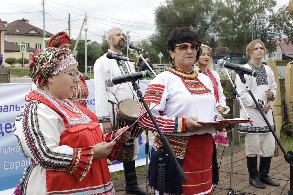 В Мордовии открылся фестиваль резчиков по дереву «Поющее дерево»