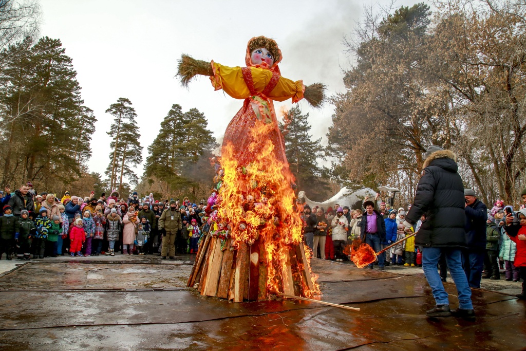 Масленичная неделя в Новосибирске: метание гигантских блинов, частушечные бои и парады