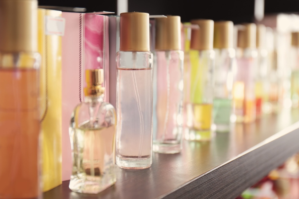 Поставки парфюмерии в РФ в мае упали более чем на треть
