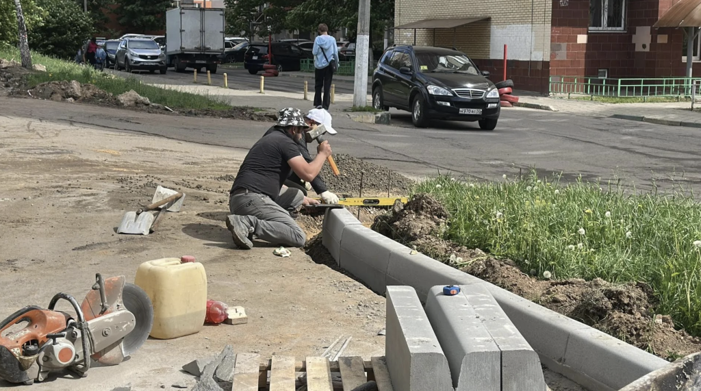 Двор на улице Бережок в Ивантеевке преображается: масштабное благоустройство с расширением парковок