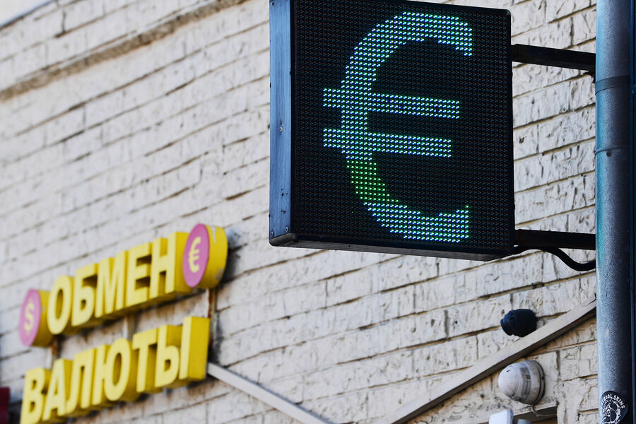 Курс евро превысил 111 рублей Курс евро превысил 111 рублей