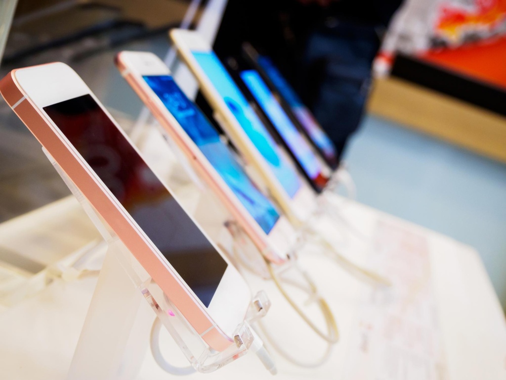 Reuters: внедрение AI может оживить продажи iPhone