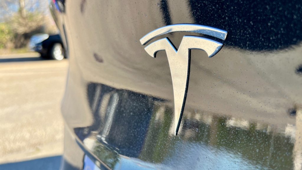 Tesla отзывает Cybertruck после того, как отвалились куски стальной отделки Tesla отзывает Cybertruck после того, как отвалились куски стальной отделки