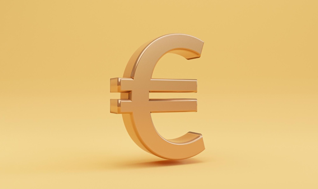 Курс евро на Мосбирже впервые за три недели упал ниже 99 рублей