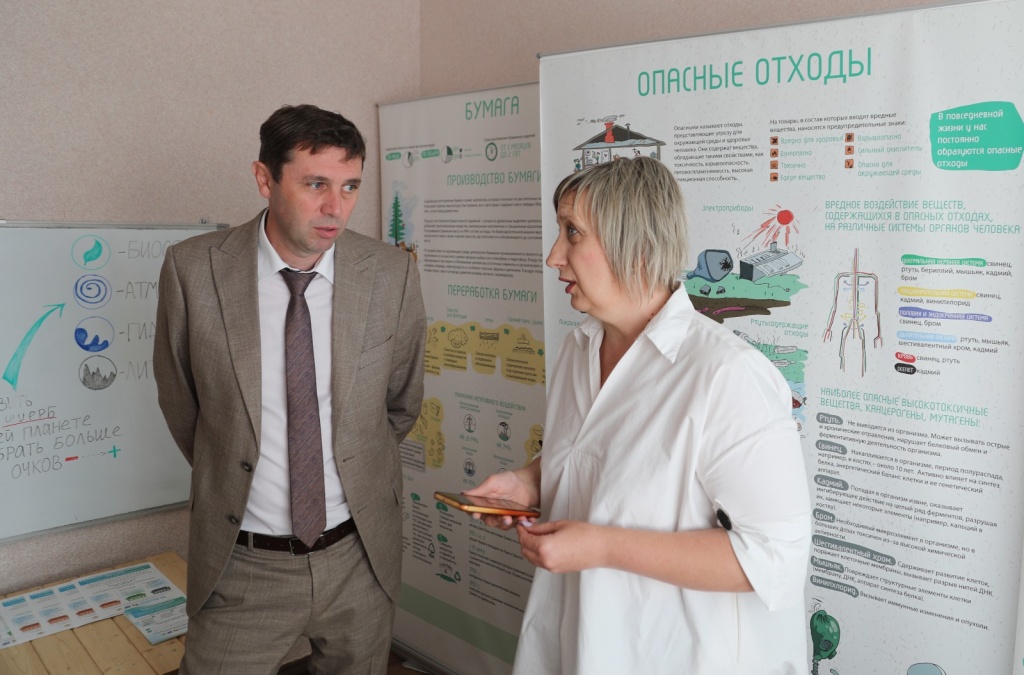 Глава Воронежа присоединился к экологической акции и сдал на переработку батарейки