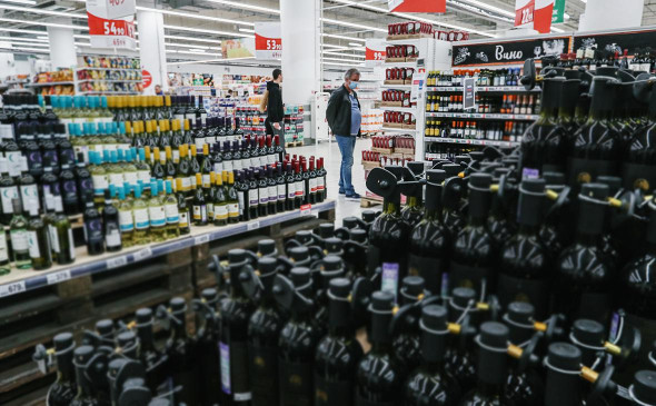 Российские ритейлеры за два месяца сократили импорт алкоголя на 60-100%. Российские ритейлеры за два месяца сократили импорт алкоголя на 60-100%.
