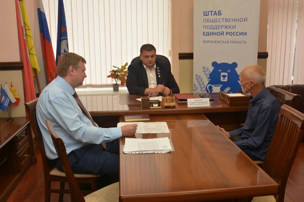 Дороги, дворы, документы: председатель гордумы Андрей Дьяченко провёл приём граждан Дороги, дворы, документы: председатель гордумы Андрей Дьяченко провёл приём граждан