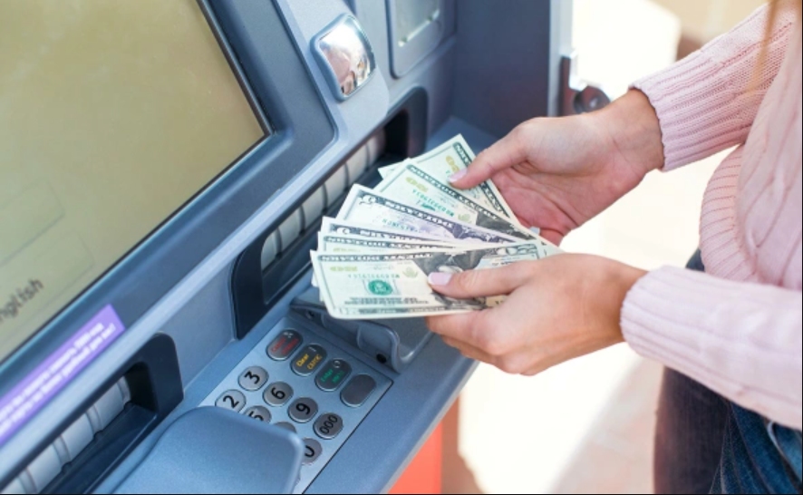 Крупные банки перестали принимать доллары и евро через банкоматы