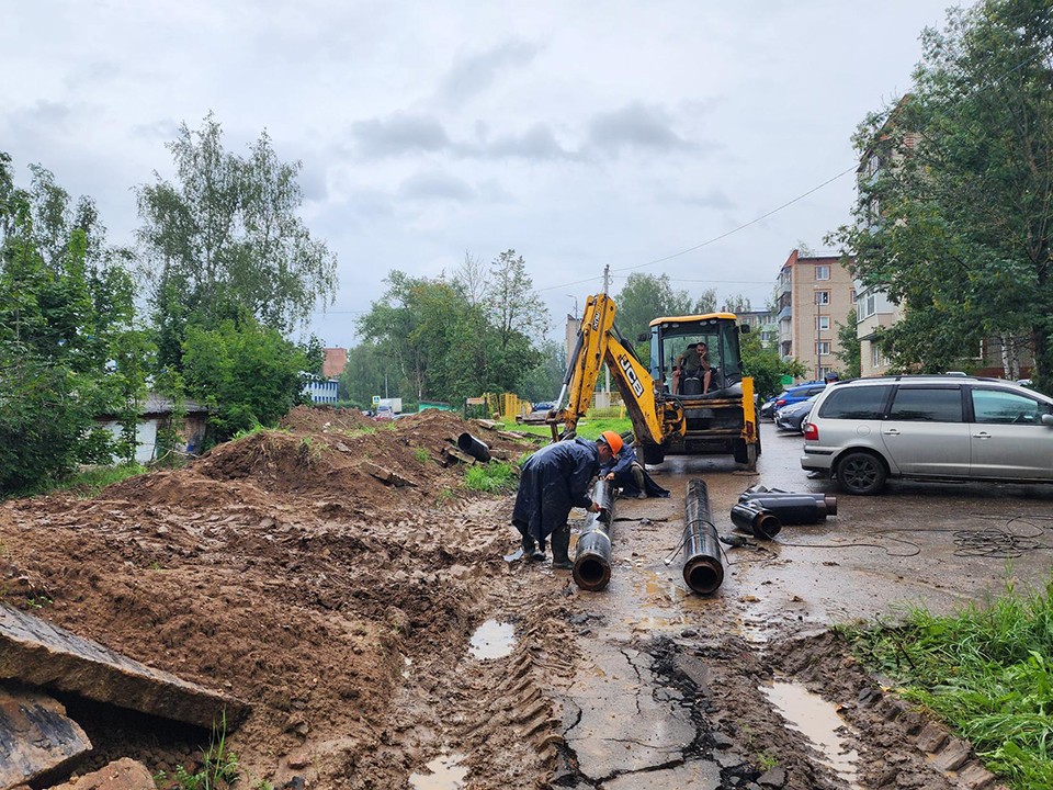 На Дачной улице в подмосковном Красноармейске почти завершены работы по укладке новых полиуретановых труб системы отопления