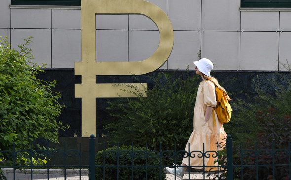 В Минфине порекомендовали россиянам копить рубли и дефицитные товары. В Минфине порекомендовали россиянам копить рубли и дефицитные товары.