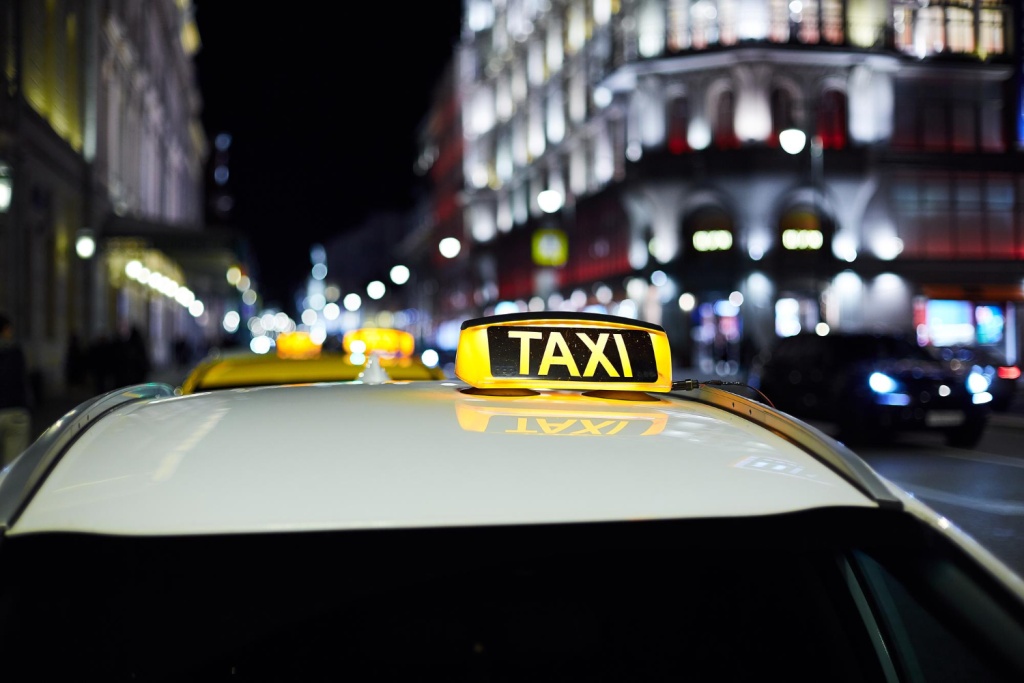 hh.ru: Петербург обогнал Москву по зарплатам для водителей такси
