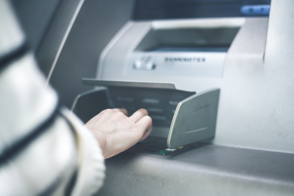 Сбер намерен отказаться от американских банкоматов до конца 2025 года