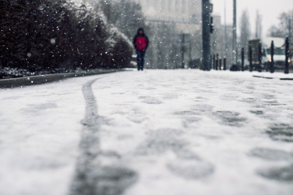 В Казани из-за снега на рельсах ломаются трамваи