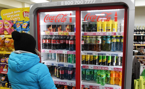 Coca-Cola и PepsiCo переименуют свои холодильники в российских магазинах. Coca-Cola и PepsiCo переименуют свои холодильники в российских магазинах.