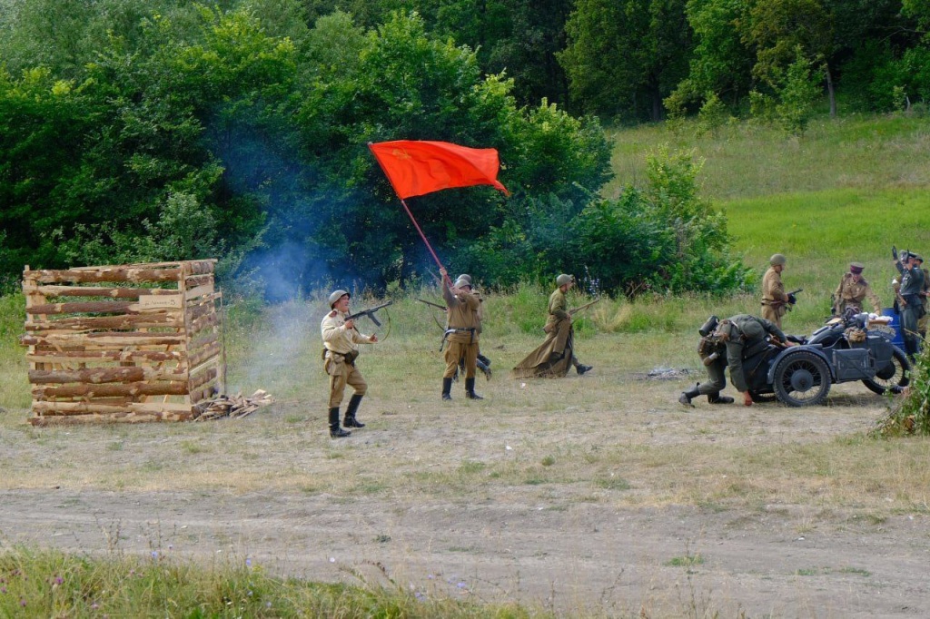 В Мордовии воссоздали эпизод битвы за Донбасс в 1943 году В Мордовии воссоздали эпизод битвы за Донбасс в 1943 году