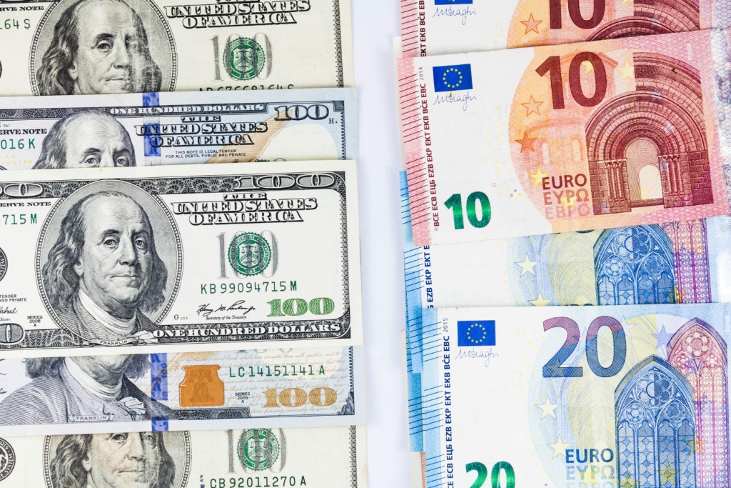 Доллар и евро потеряли более 1,7 рубля: рубль набирает силу