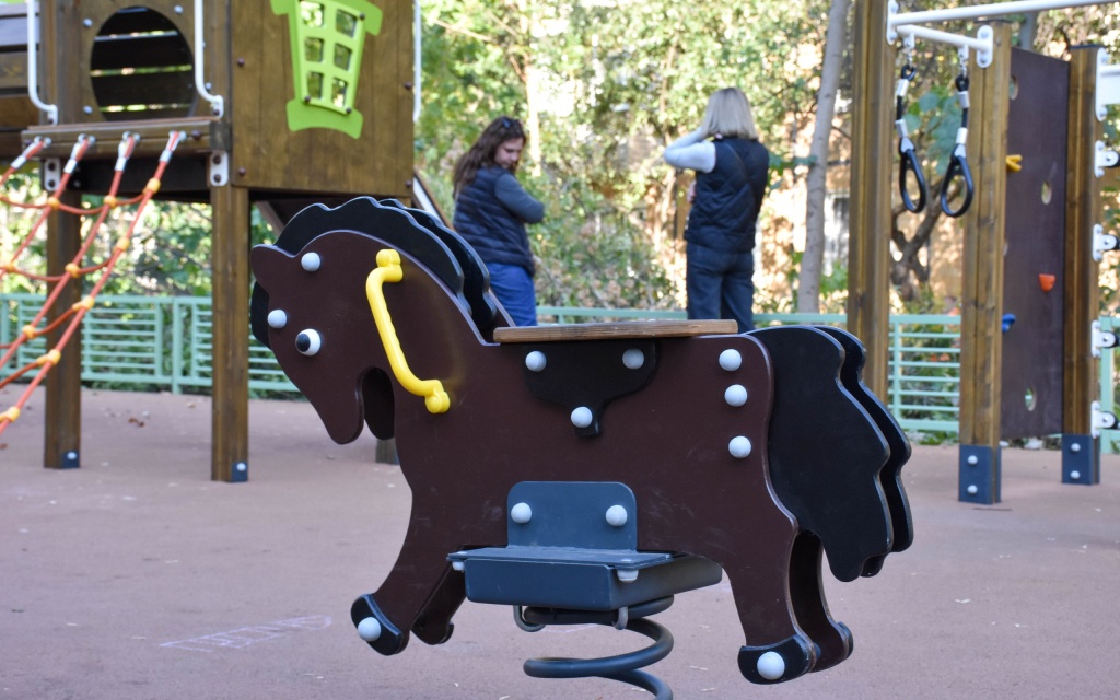 В подмосковном Пушкинском продолжается благоустройство дворовых территорий