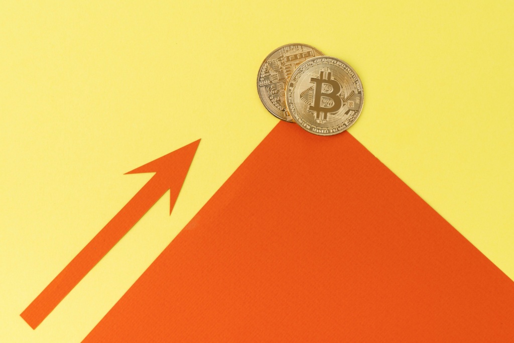 Стоимость биткоина поднималась до 64 тысяч долларов