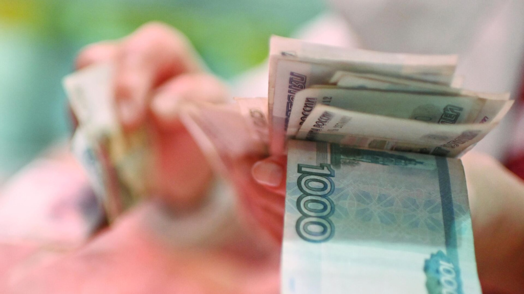 Петербуржцы назвали 42 100 рублей желаемым размером МРОТ в России