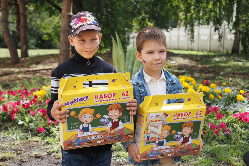 В Саранске дети участников СВО получили наборы первоклашек
