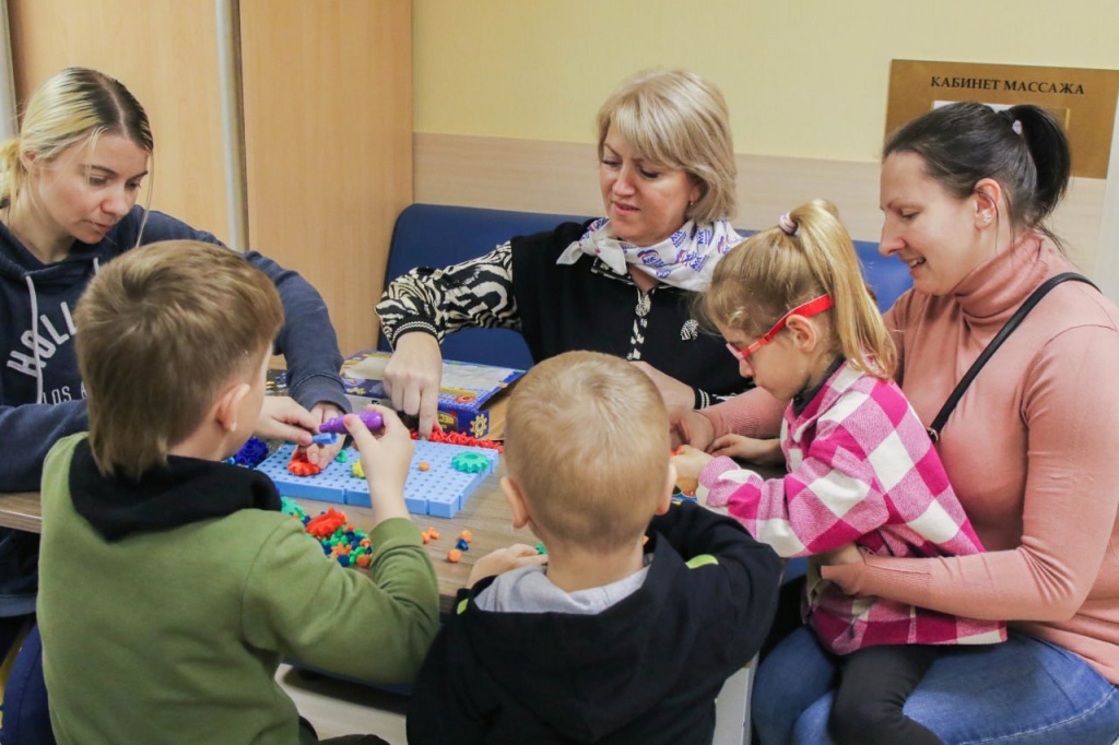 Игрушки для детей в «Добрую комнату» передали домодедовские единороссы