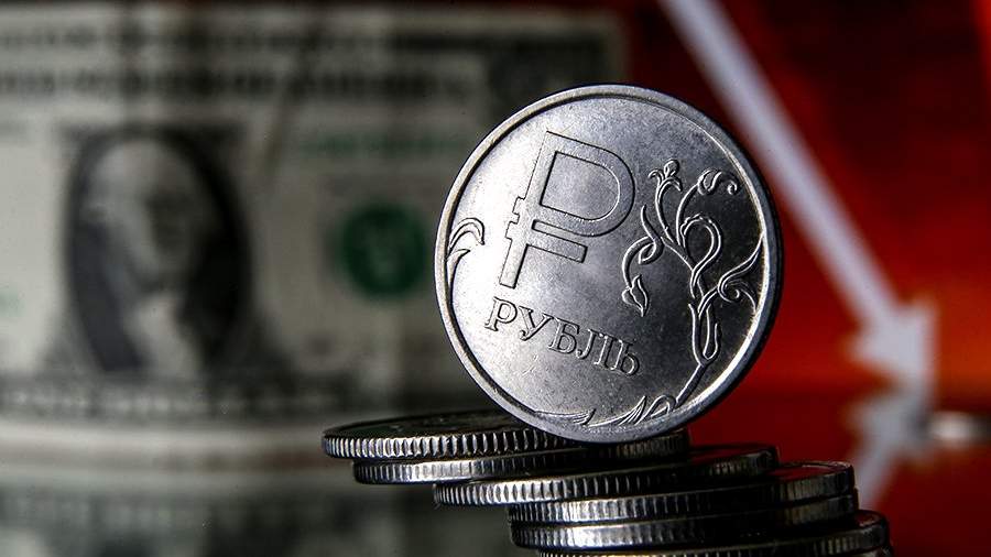 Сбербанк выявил всплеск конвертации вкладов в валюте из-за ослабления рубля