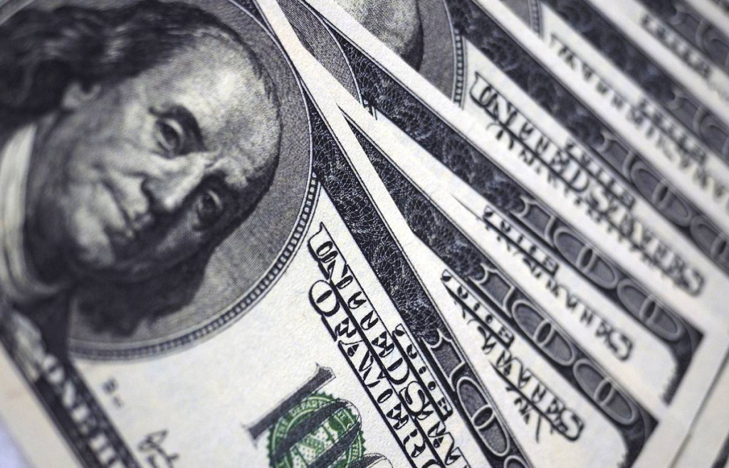 Курс доллара на открытии торгов Мосбиржи вырос до 94,99 рубля