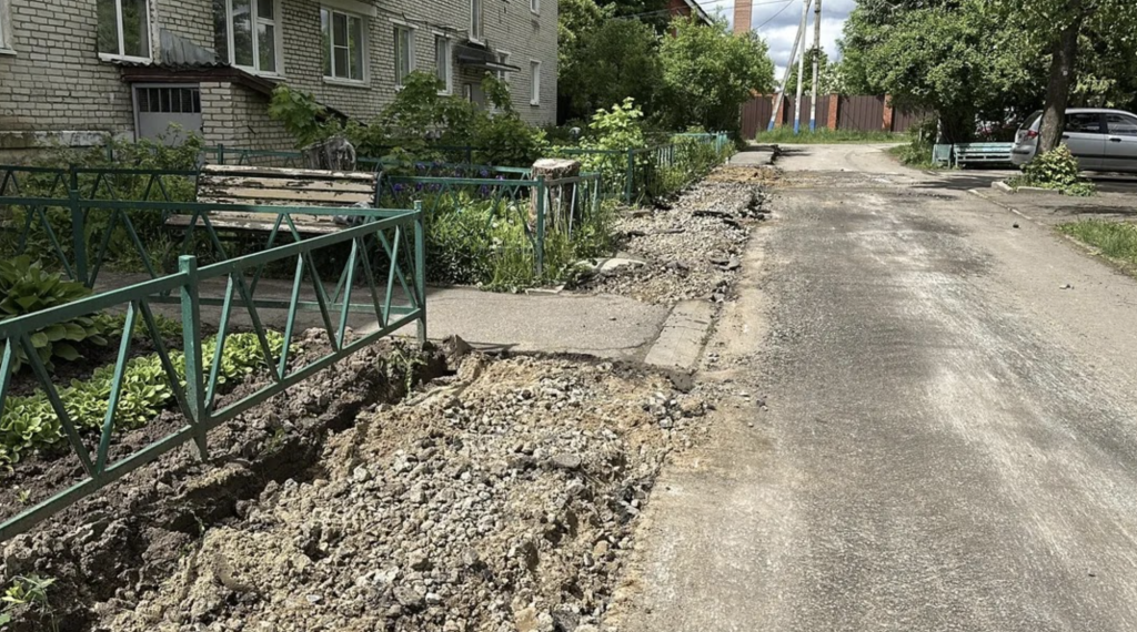 Двор в микрорайоне Росхмель подмосковного Пушкинского преображается: комплексное благоустройство завершится к 12 июля — появятся новый асфальт и свежие газоны