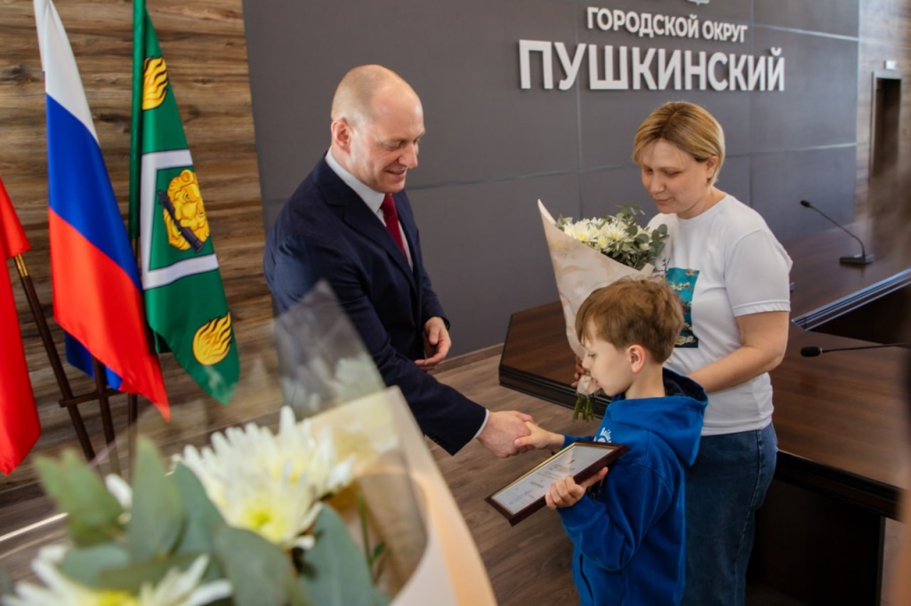 Глава Пушкинского вручил двум семьям, проживающим округе, сертификаты на переселение из аварийного жилья Глава Пушкинского вручил двум семьям, проживающим округе, сертификаты на переселение из аварийного жилья