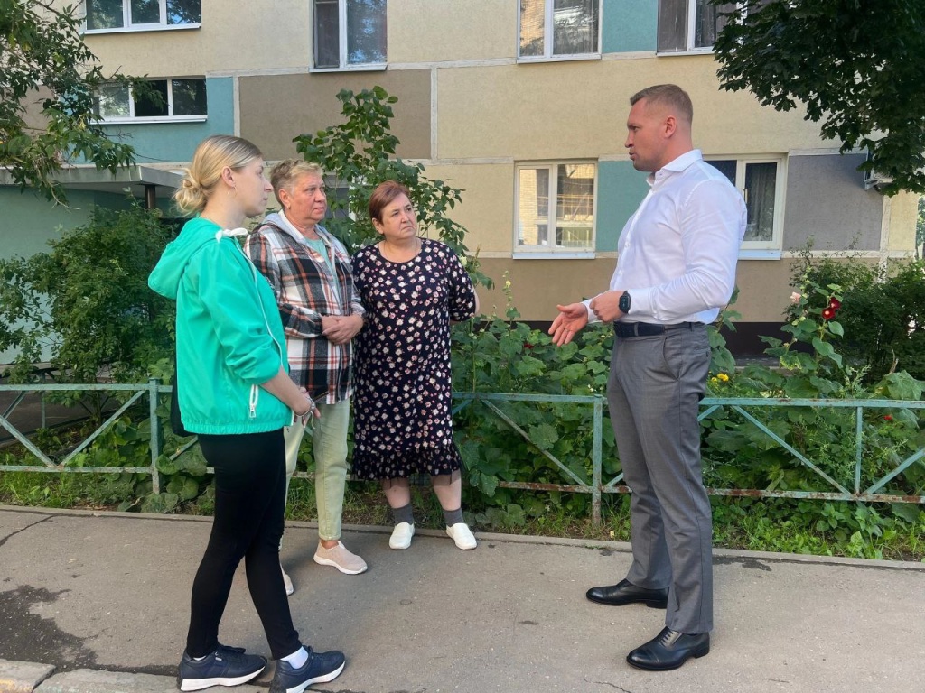 Депутат Мособлдумы Михаил Ждан проверил ход выполнения обещаний в микрорайоне Дзержинец