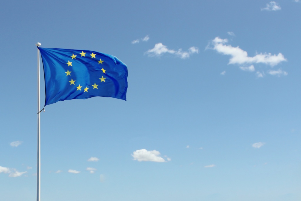 РБК: ЕС разрешил разморозить часть российских средств
