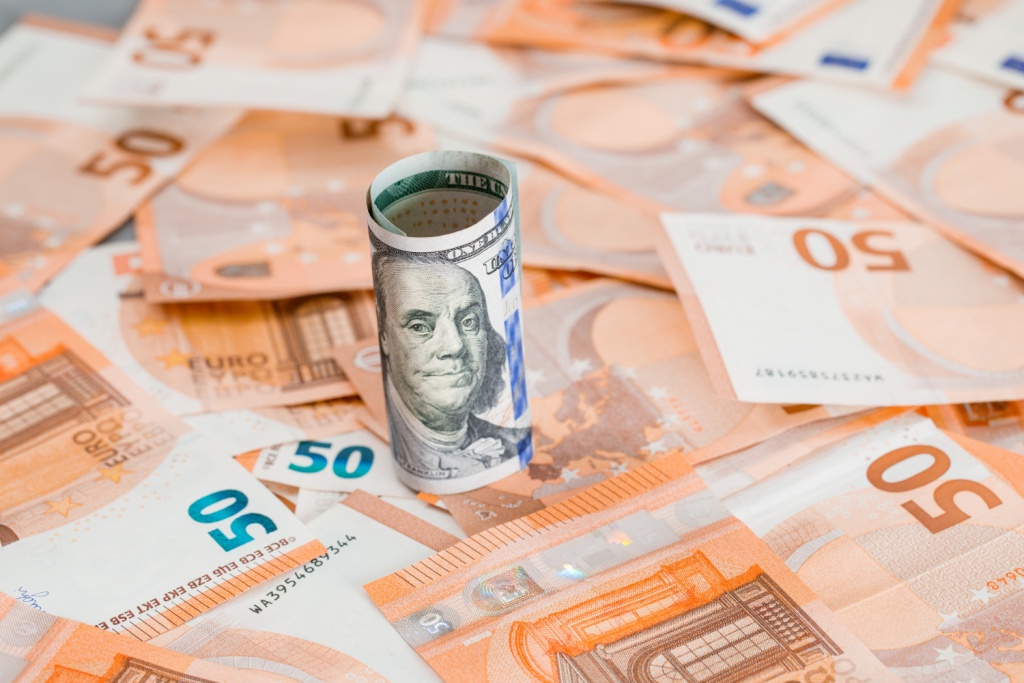 Эксперт рассказал, зачем жители России покупают доллары и евро