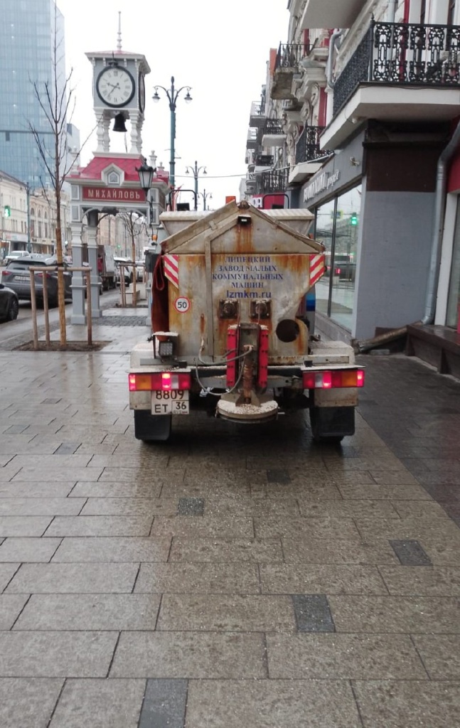 В Воронеже улицы и тротуары обрабатывают противогололёдными материалами