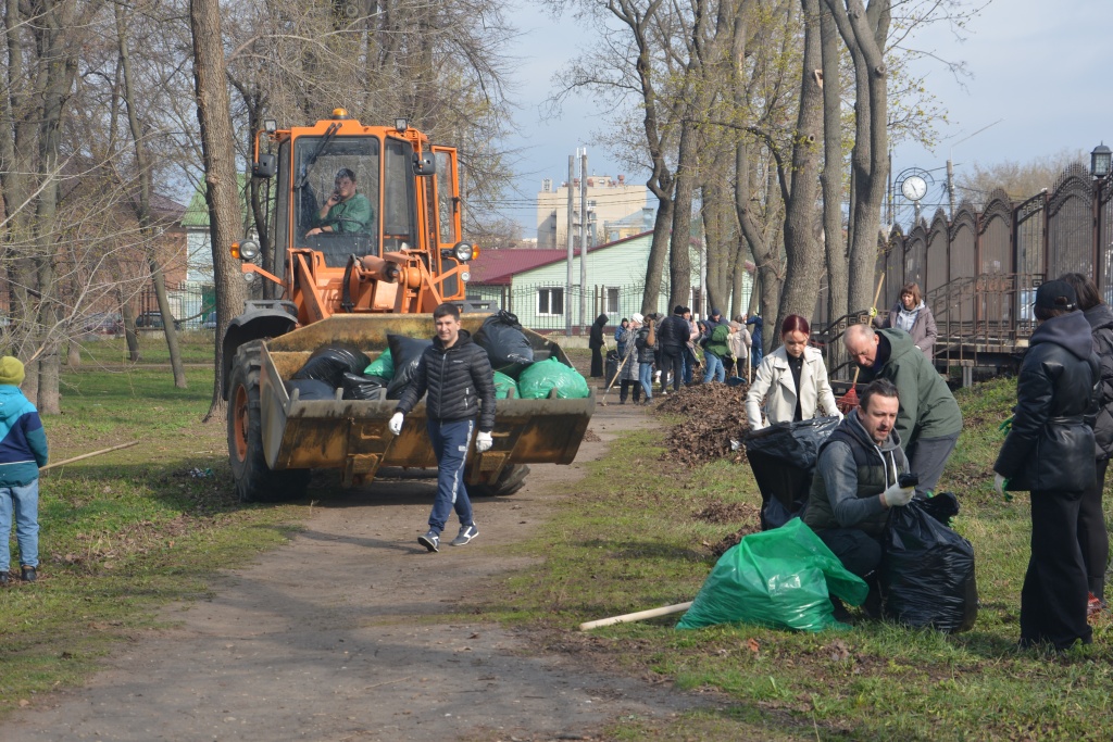 Депутаты Воронежской городской Думы в рамках общегородского субботника навели порядок в Бринкманском саду Депутаты Воронежской городской Думы в рамках общегородского субботника навели порядок в Бринкманском саду