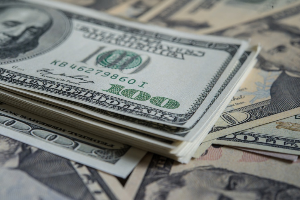 Доллар на Мосбирже подешевел до показателей лета 2023 года