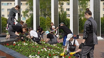 Цветы памяти: студенты и коммунальщики украсили мемориал «Скорбящая мать» к Дню Победы в подмосковном Пушкино