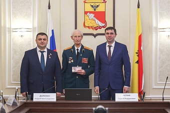Сергей Петрин принял участие в церемонии вручения памятных знаков «Воронеж — город воинской славы» выдающимся жителям города