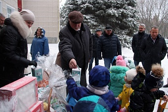 Депутатская забота в канун праздника: Евгений Матушкин и парламентарии поздравили воспитанников Дома ребёнка и ветеранов